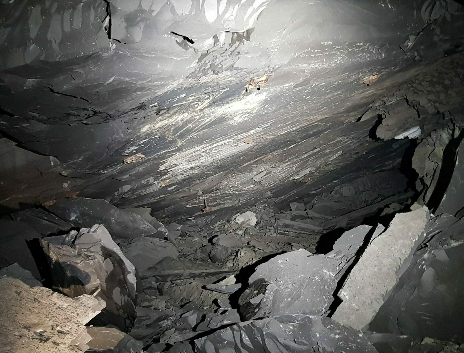 Deflection of the roof in the room-and-pillar mining